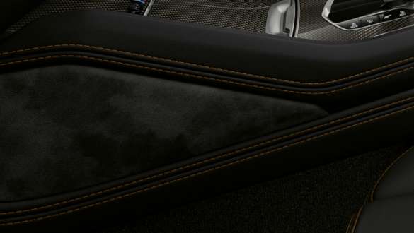 Apoios de joelhos do BMW X6 M Competition, F96 Apoio de joelhos do BMW X6 M Competition, F96, 2020, SUV, interior, grande plano
