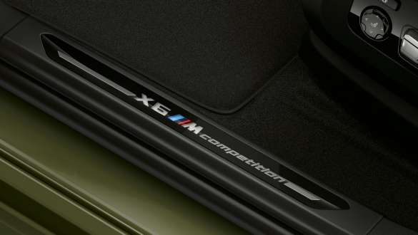 Soleiras das portas com designação "X6 M Competition" do BMW X6 M Competition, F96 Soleiras das portas com designação "X6 M Competition" do BMW X6 M Competition, F96, 2020, SUV, grande plano