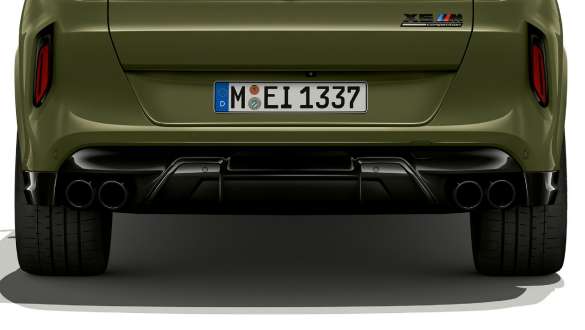 Sistema de escape desportivo M do BMW X6 M Competition, F96 Sistema de escape desportivo M, BMW X6 M Competition, pintura especial verde Urban BMW Individual, F96, 2020, SUV, perspetiva traseira