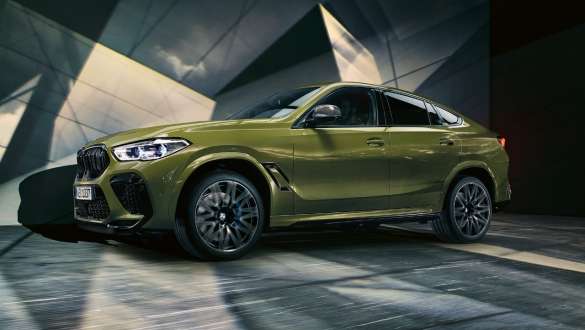 BMW X6 M Competition com M xDrive, F96 BMW X6 M Competition com M xDrive, pintura exclusiva verde Urban BMW Individual, SUV, F96, 2020, SUV, perspetiva lateral