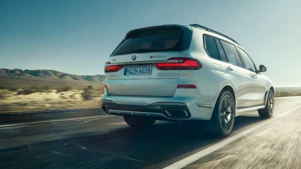 BMW X7, versão M com Executive Drive Pro, G07, 2019 BMW X7, versão M com sistema de controlo da suspensão Executive Drive Pro, G07, 2019, perspetiva traseira a três quartos, em movimento