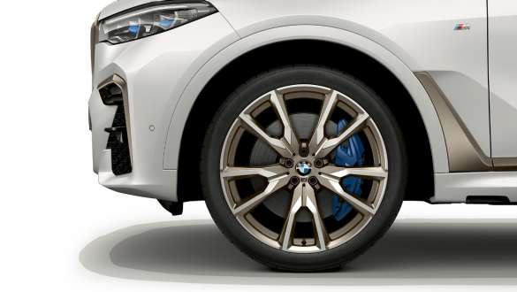 BMW X7, versão M com jantes de liga leve BMW M, G07, 2019 BMW X7, versão M com jantes de liga leve BMW 755 M de raios em V, G07, 2019, grande plano das jantes de liga leve