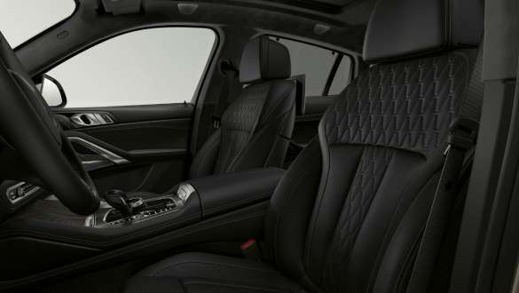 Bancos desportivos do BMW X6. Interior do BMW X6 com destaque para os bancos desportivos.