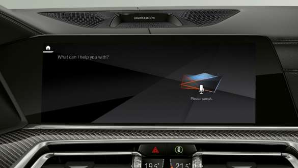 Assistente pessoal inteligente BMW no BMW Head-Up Display. Posto de condução do BMW X6 com perspetiva do assistente pessoal inteligente BMW no Head-Up Display.