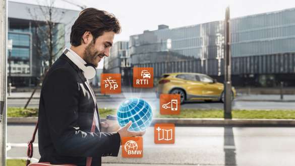 Homem com Connected Package Professional. Homem com Connected Package Professional nas mãos.