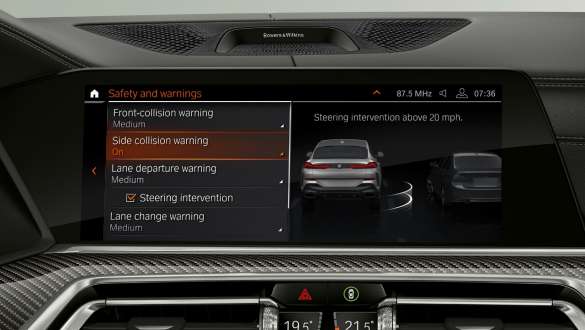 Head-Up Display com o assistente de estacionamento Professional. Posto de condução do BMW X6 com perspetiva do assistente de estacionamento Professional no Head-Up Display.