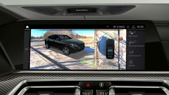 Head-Up Display com o assistente de estacionamento Plus. Posto de condução do BMW X6 com perspetiva do assistente de estacionamento Plus no Head-Up Display.