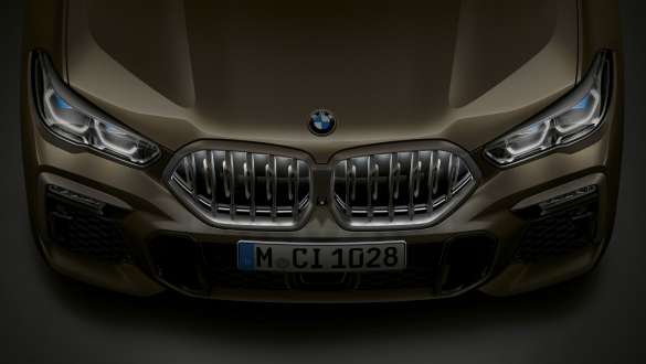 Dianteira do BMW X6. Grande plano da dianteira do BMW X6 com grelha BMW em forma de rim "Iconic Glow" numa perspetiva de topo.