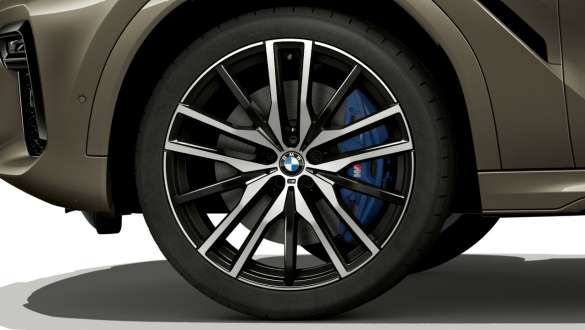 BMW X6 com destaque para as jantes de liga leve. Exterior do BMW X6 com destaque para as jantes de liga leve.