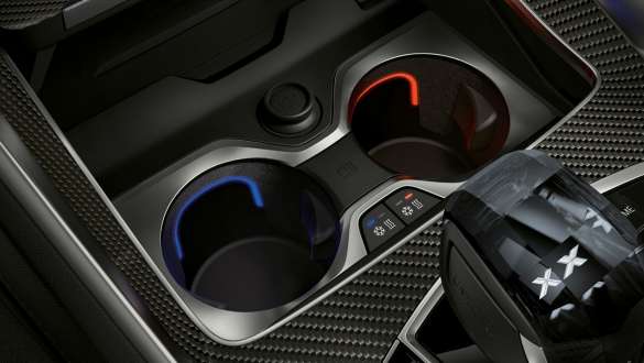 Suporte de copos com controlo de temperatura. Grande plano do interior do BMW com destaque para o suporte de copos com controlo de temperatura.