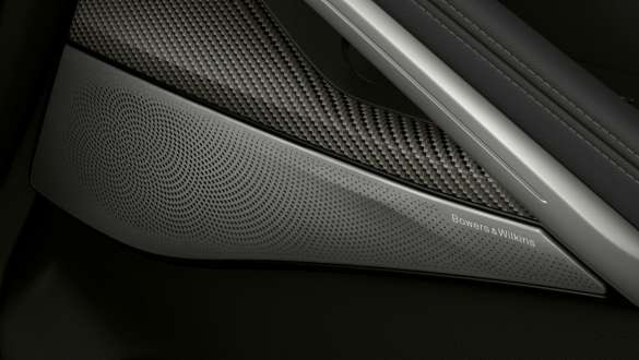 Altifalantes do BMW X6. Grande plano do interior do BMW com destaque para os altifalantes.
