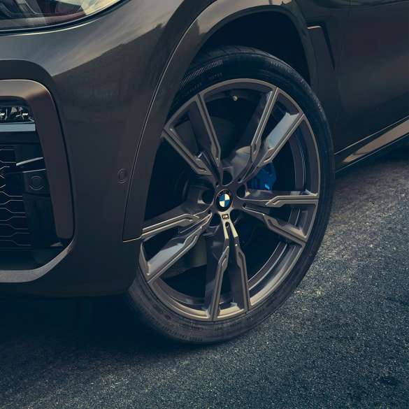 Jantes de liga leve BMW M de 22". Grande plano das jantes de liga leve BMW M de 22".
