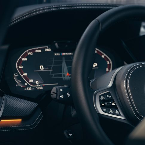 Sistemas de assistência BMW. Grande plano do interior do BMW com destaque para o painel de instrumentos.