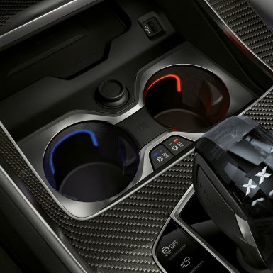 Suporte de copos com controlo de temperatura. Grande plano do interior do BMW com destaque para o suporte de copos com controlo de temperatura.