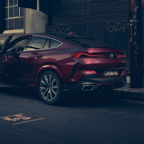 Perspetiva traseira do BMW X6 Individual. Perspetiva traseira a três quartos do BMW X6 Individual.