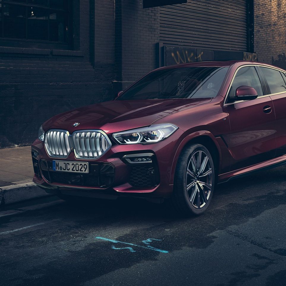 Exterior do BMW X6 Individual. Perspetiva dianteira a três quartos do BMW X6 Individual.