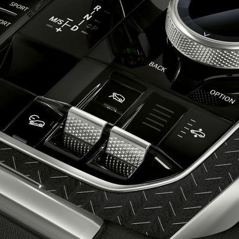 Suspensão adaptativa M Professional. Perspetiva traseira a três quartos do BMW X6.