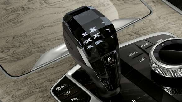 Aplicação em vidro CraftedClarity Grande plano das aplicações em vidro CraftedClarity do BMW X7