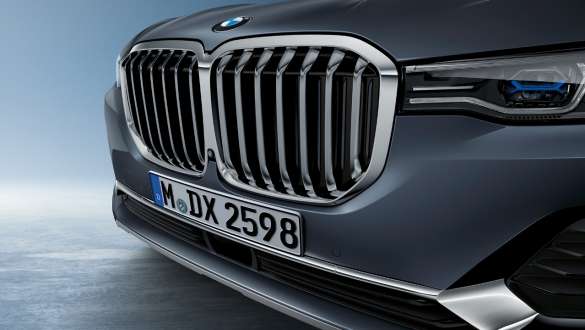 Grelha BMW em forma de rim Grande plano frontal do BMW X7 com destaque da grelha BMW em forma de rim