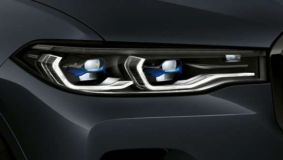 BMW Laserlight Grande plano frontal do BMW X7 com destaque para o sistema BMW Laserlight