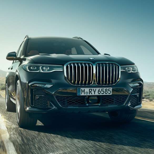 Dianteira do BMW X7 BMW X7 em cinza Artic, exterior, perspetiva inferior, G07 2019