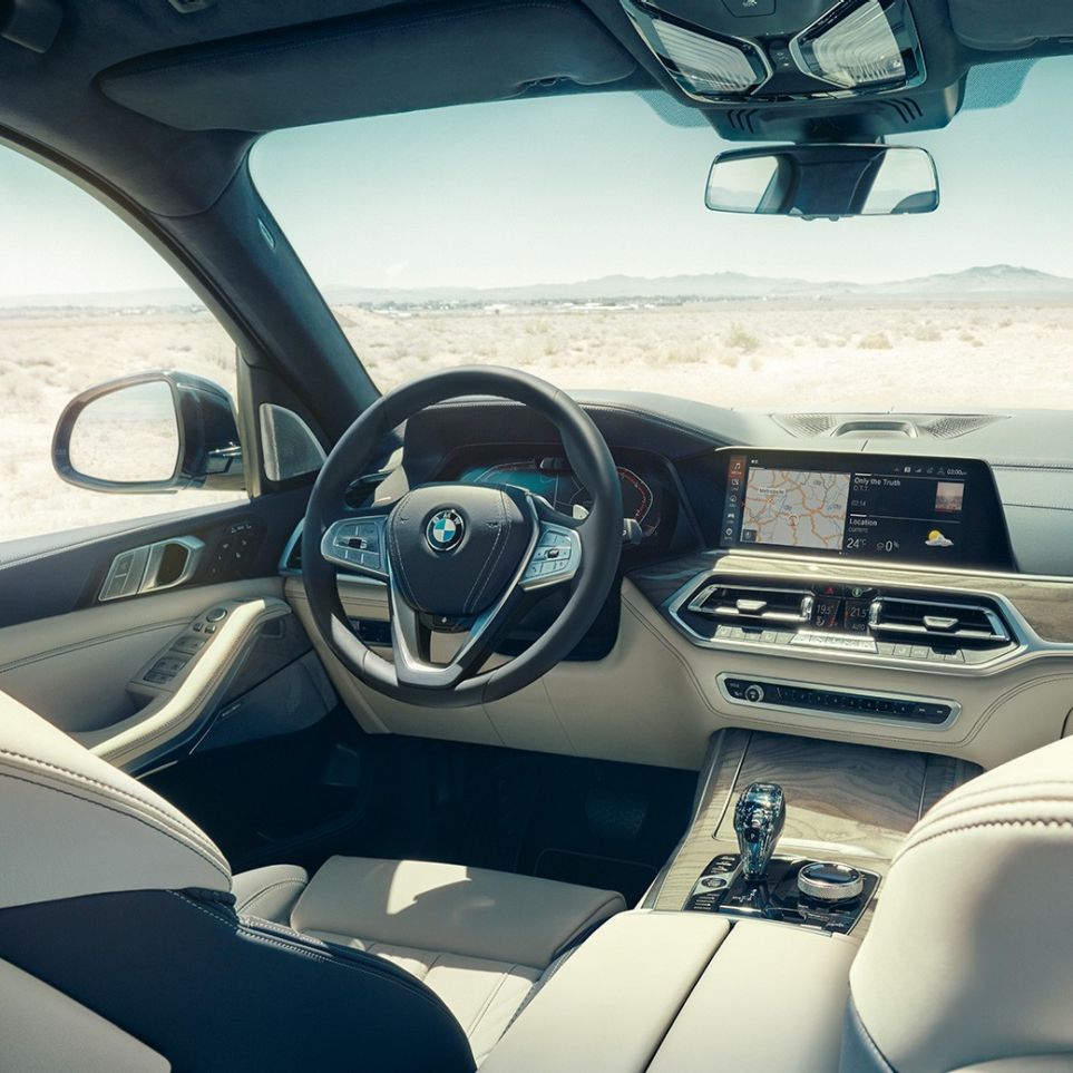 BMW Live Cockpit Professional BMW Live Cockpit Professional: perspetiva traseira da primeira fila de bancos com imagem do volante e do painel de instrumentos