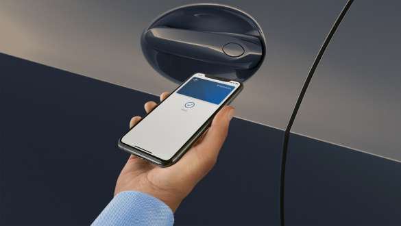 Sistema de acesso Comfort, mão com smartphone à frente do puxador da porta, BMW X7, G07, LCI Sistema de acesso Comfort, mão com smartphone à frente do puxador da porta, BMW X7, G07, LCI