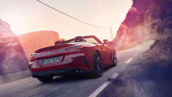 BMW Z4 Roadster, direção desportiva variável Perspetiva traseira do BMW Z4 Roadster em movimento nas montanhas