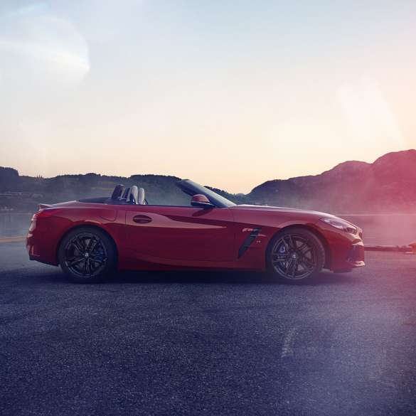 Perspetiva lateral do BMW Z4 Roadster Perspetiva lateral do BMW Z4 Roadster numa paisagem de montanha