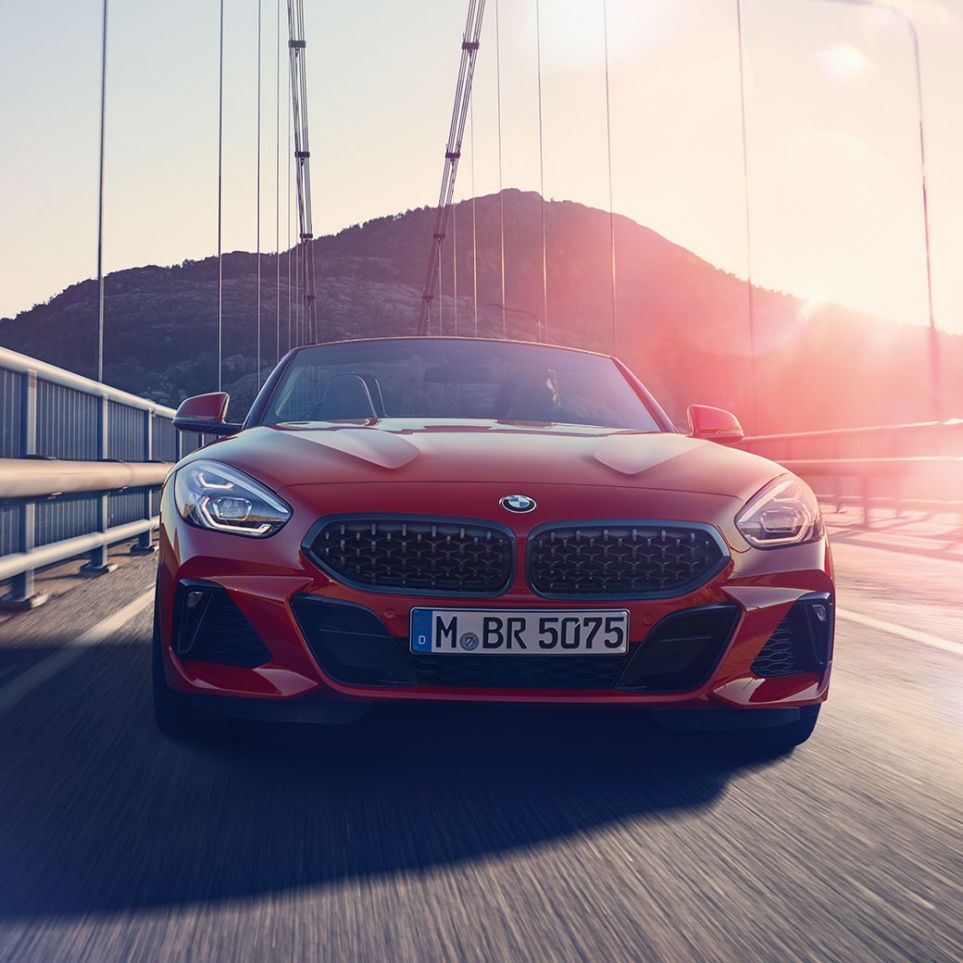 O BMW Z4 Roadster numa ponte Perspetiva frontal do BMW Z4 Roadster numa ponte