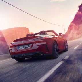 Perspetiva traseira do BMW Z4 Roadster Perspetiva traseira do BMW Z4 Roadster numa estrada rural