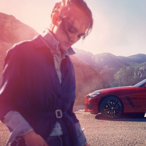 O BMW Z4 Roadster numa paisagem de montanha Um homem e uma mulher e o BMW Z4 Roadster numa paisagem de montanha