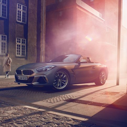 O BMW Z4 Roadster numa rua BMW Z4 Roadster em cinza, numa rua, em frente de uma casa