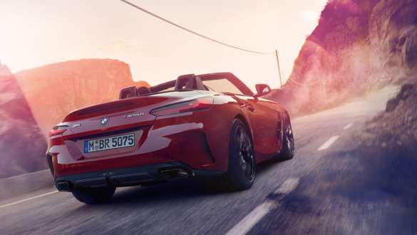 BMW Z4 Roadster (G29), direção desportiva variável Perspetiva traseira do BMW Z4 Roadster (G29) num cenário de montanha