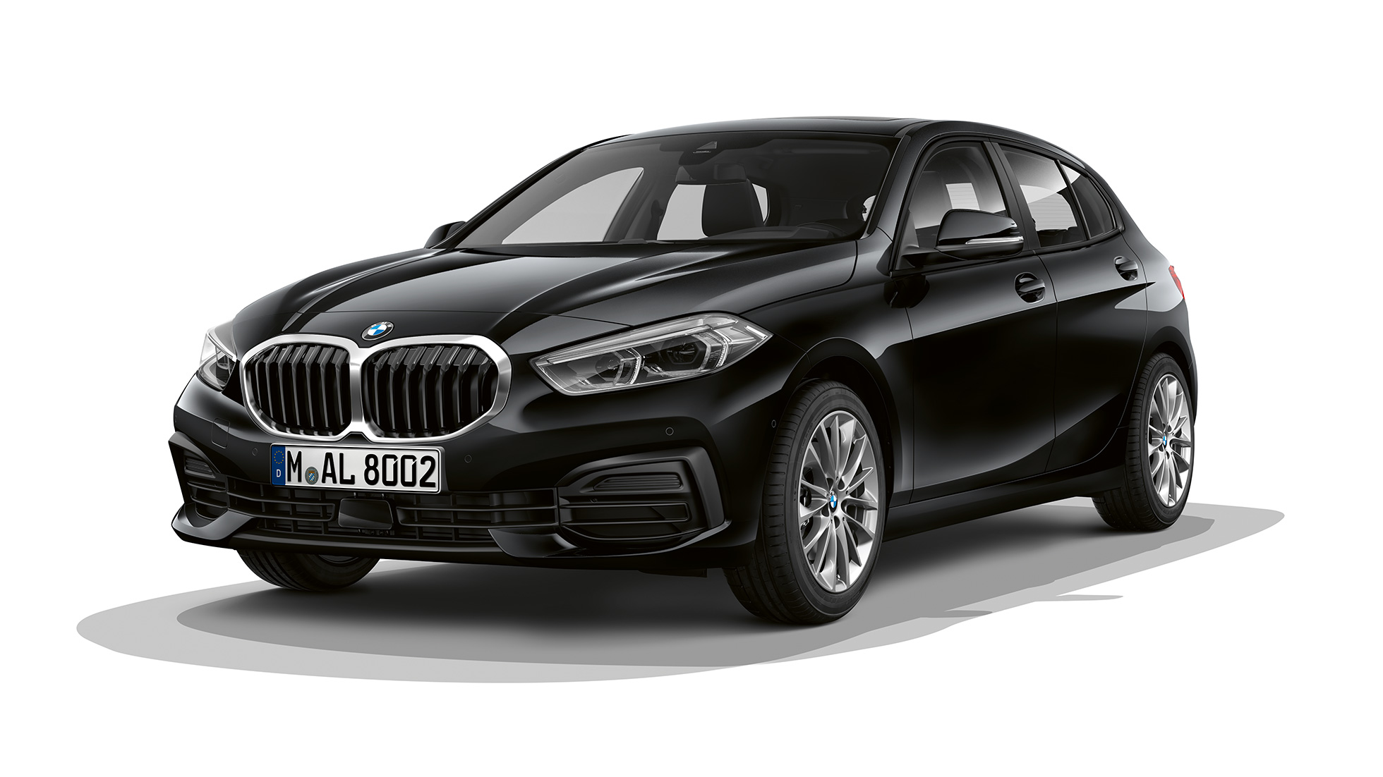 BMW Série 1 Versão Advantage, perspetiva frontal a três quartos. BMW Série 1 na pintura preto, Versão Advantage, imagem de estúdio, perspetiva frontal a três quartos.