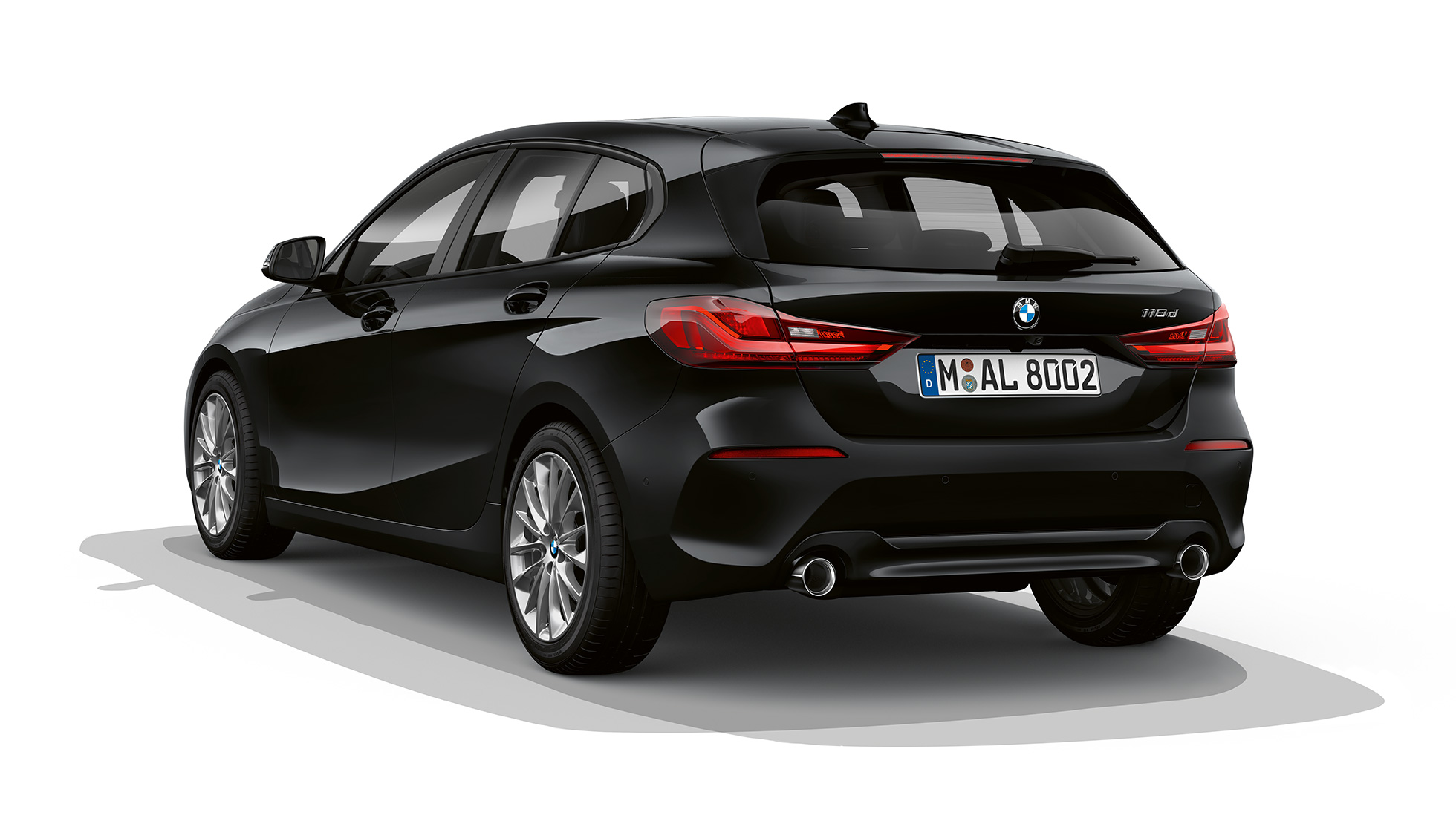 BMW Série 1 Versão Advantage, perspetiva frontal a três quartos. BMW Série 1 na pintura preto, Versão Advantage, imagem de estúdio, perspetiva traseira a três quartos.