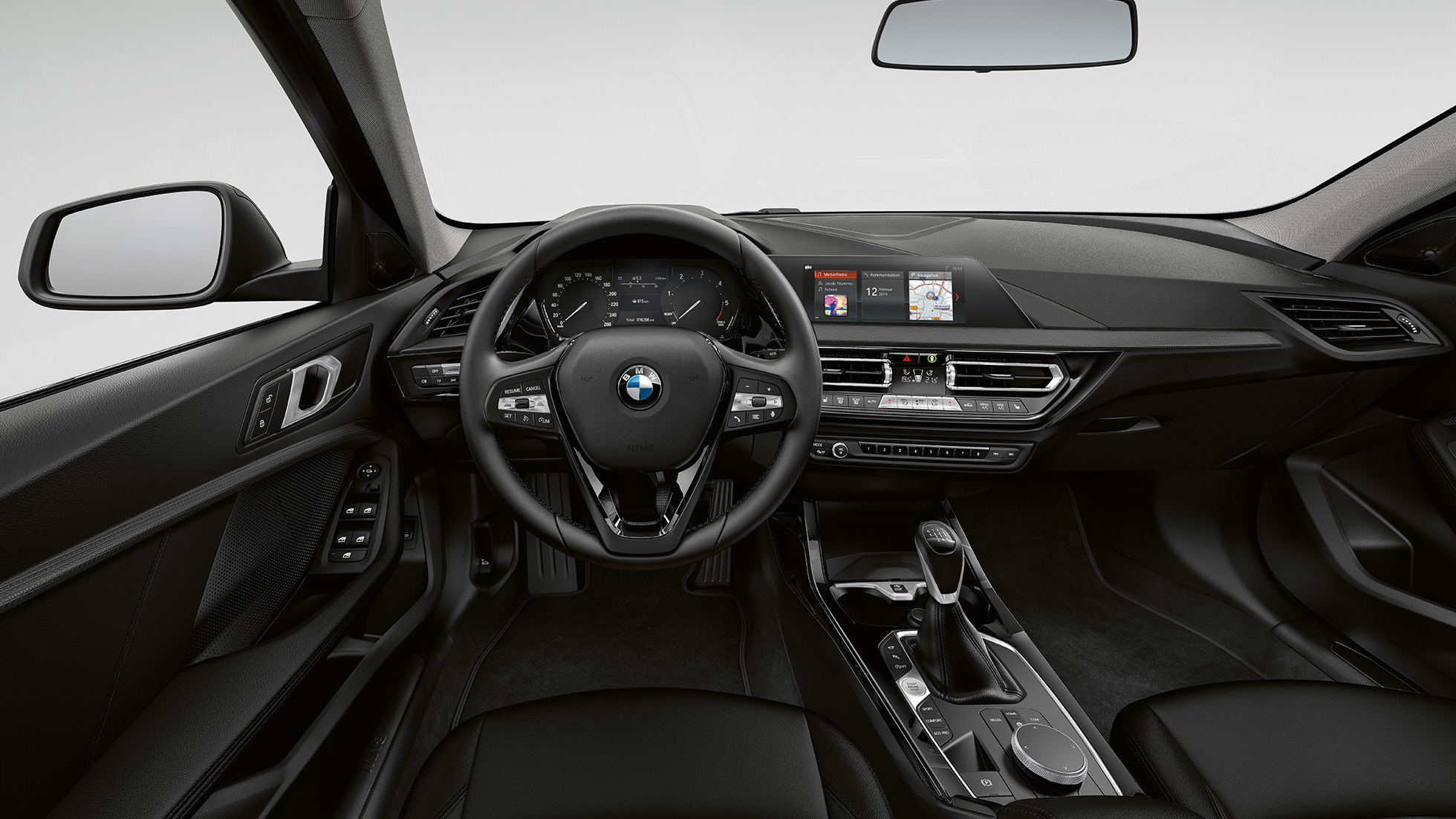 Volante em pele. BMW Série 1 Versão Advantage, posto de condução com volante em pele.