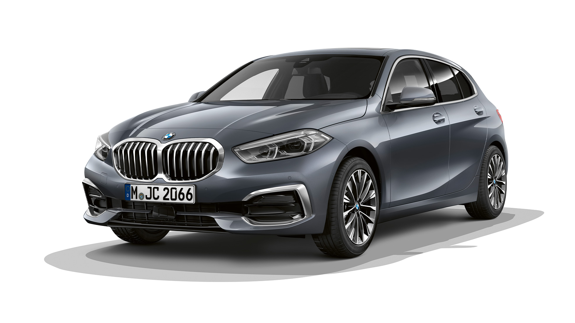 BMW Série 1 Versão Line Luxury, perspetiva frontal a três quartos. BMW Série 1 na pintura Storm Bay metalizada, Versão Line Luxury, imagem de estúdio, perspetiva frontal a três quartos.