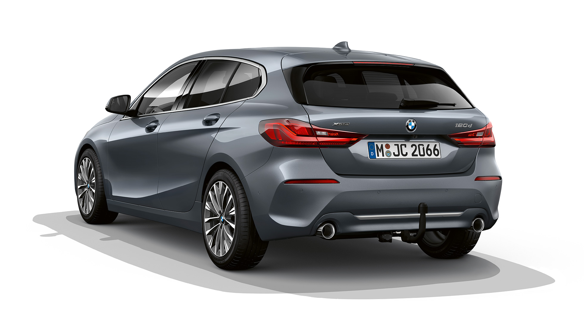 BMW Série 1 Versão Line Luxury, perspetiva traseira a três quartos. BMW Série 1 na pintura Storm Bay metalizada, Versão Line Luxury, imagem de estúdio, perspetiva traseira a três quartos.