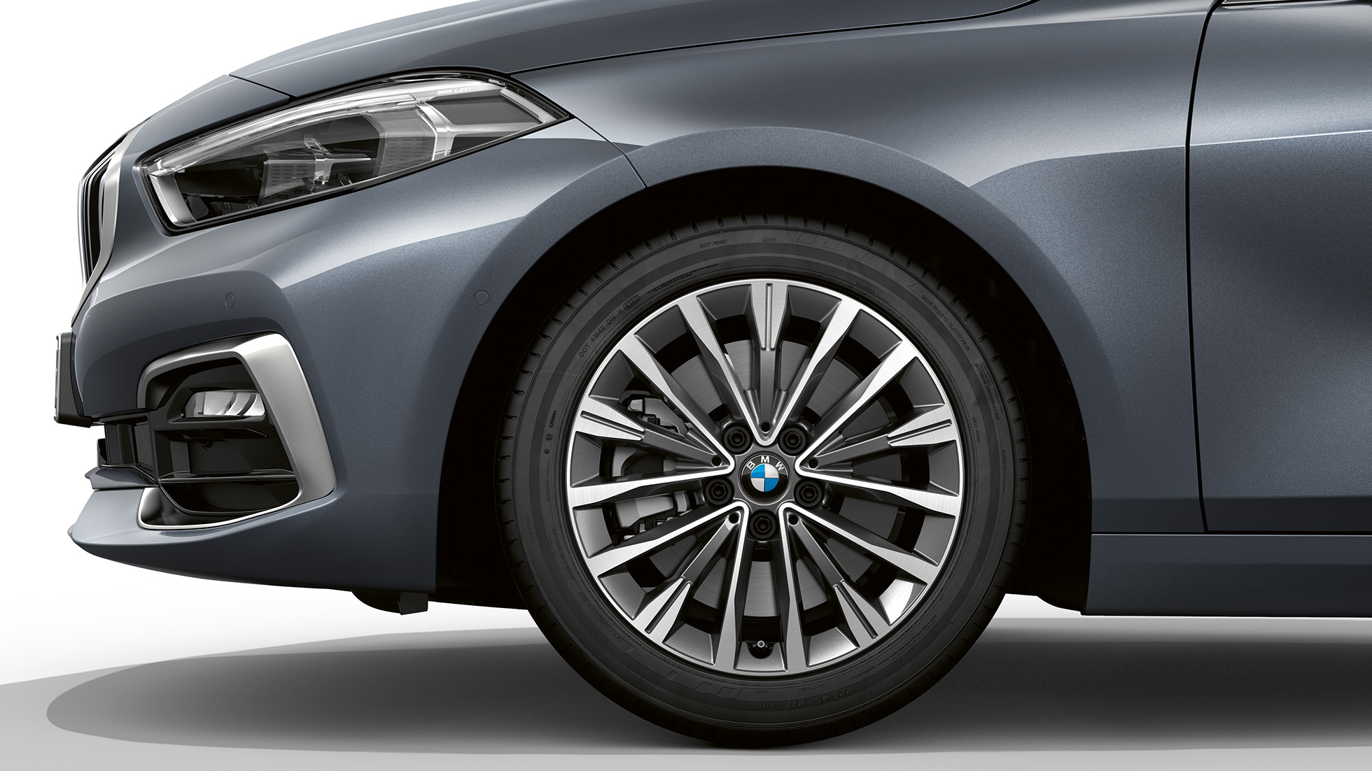 Jantes de liga leve BMW 547 de raios múltiplos de 17". BMW Série 1 na pintura Storm Bay metalizada, Versão Line Luxury, perspetiva lateral da dianteira com jantes de liga leve BMW 547 de raios múltiplos de 17''.