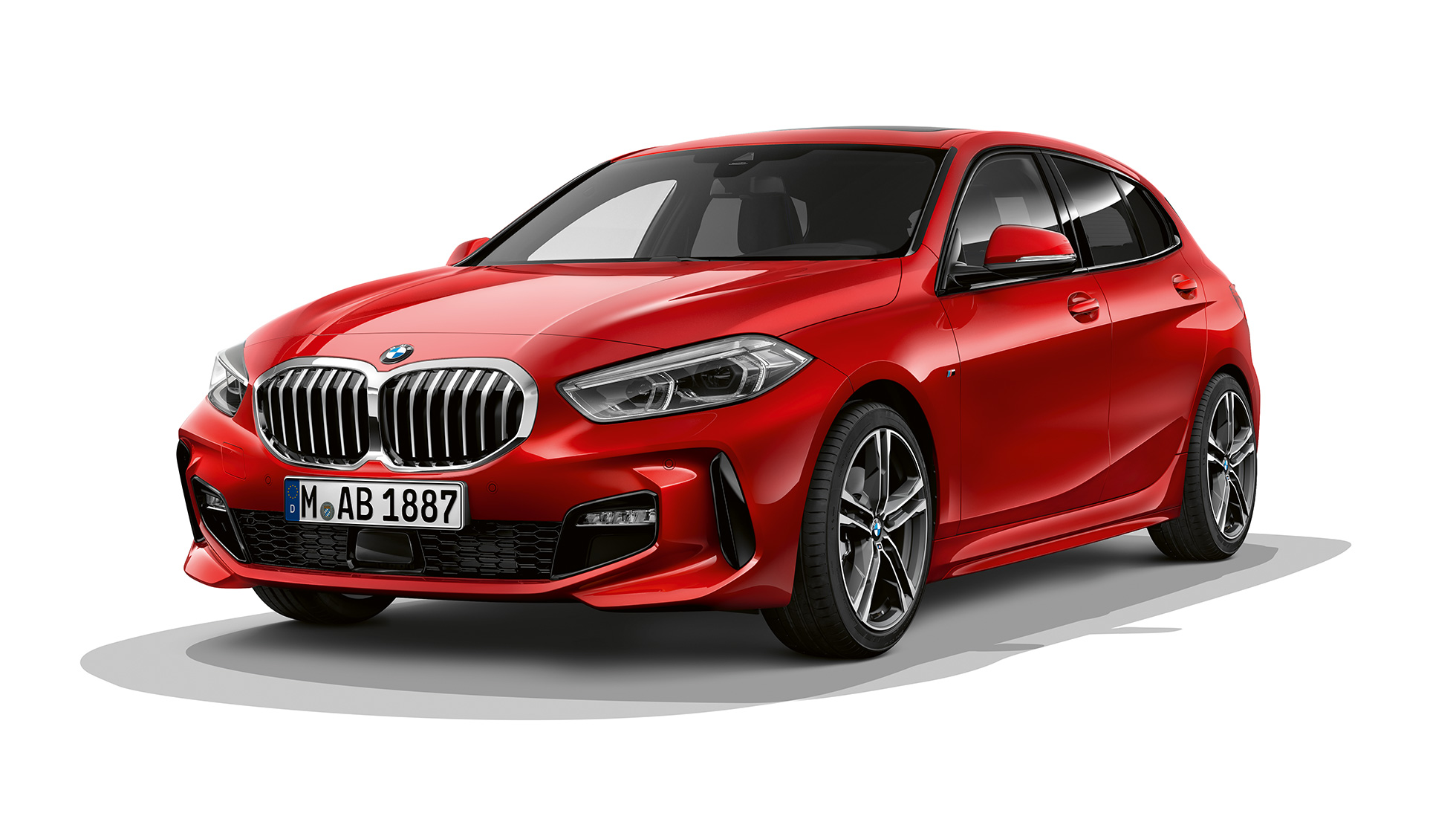 BMW Série 1 Versão Desportiva M, perspetiva frontal a três quartos. BMW Série 1 na pintura vermelho Melbourne metalizada, Versão Desportiva M, imagem de estúdio, perspetiva frontal a três quartos.