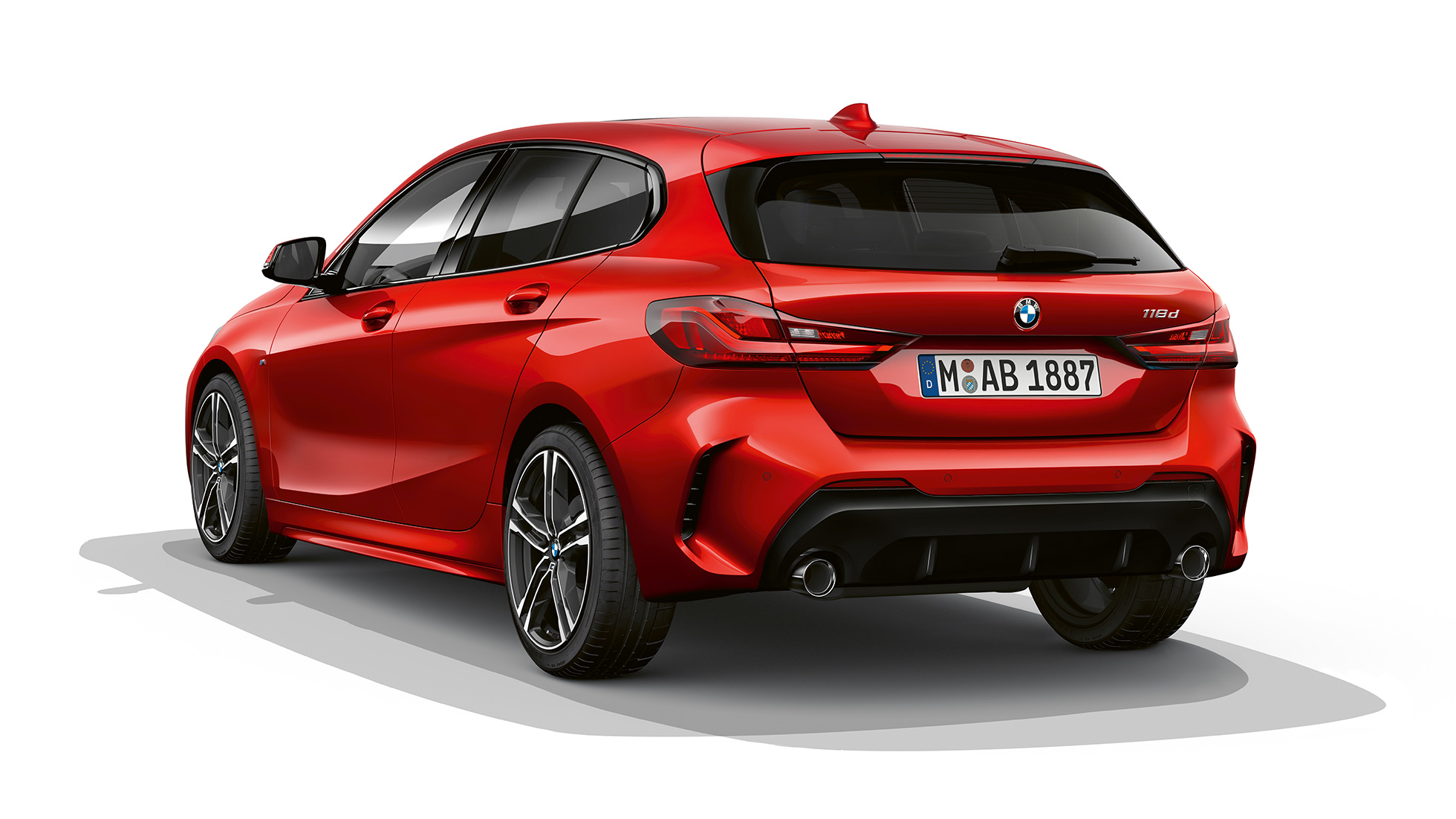 BMW Série 1 Versão Desportiva M, perspetiva traseira a três quartos. BMW Série 1 na pintura vermelho Melbourne metalizada, Versão Desportiva M, imagem de estúdio, perspetiva traseira a três quartos.