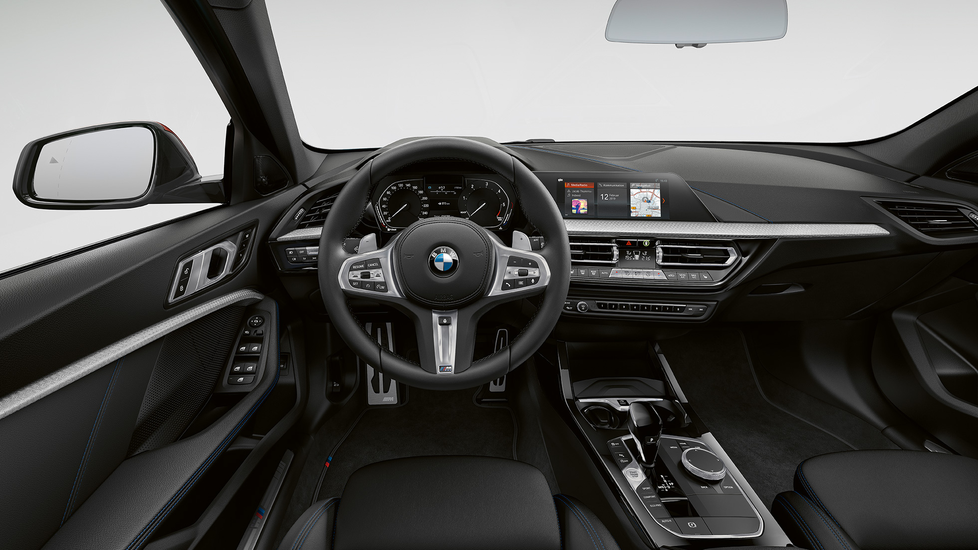 Volante M em pele. BMW Série 1 Versão Desportiva M, posto de condução com volante M em pele.
