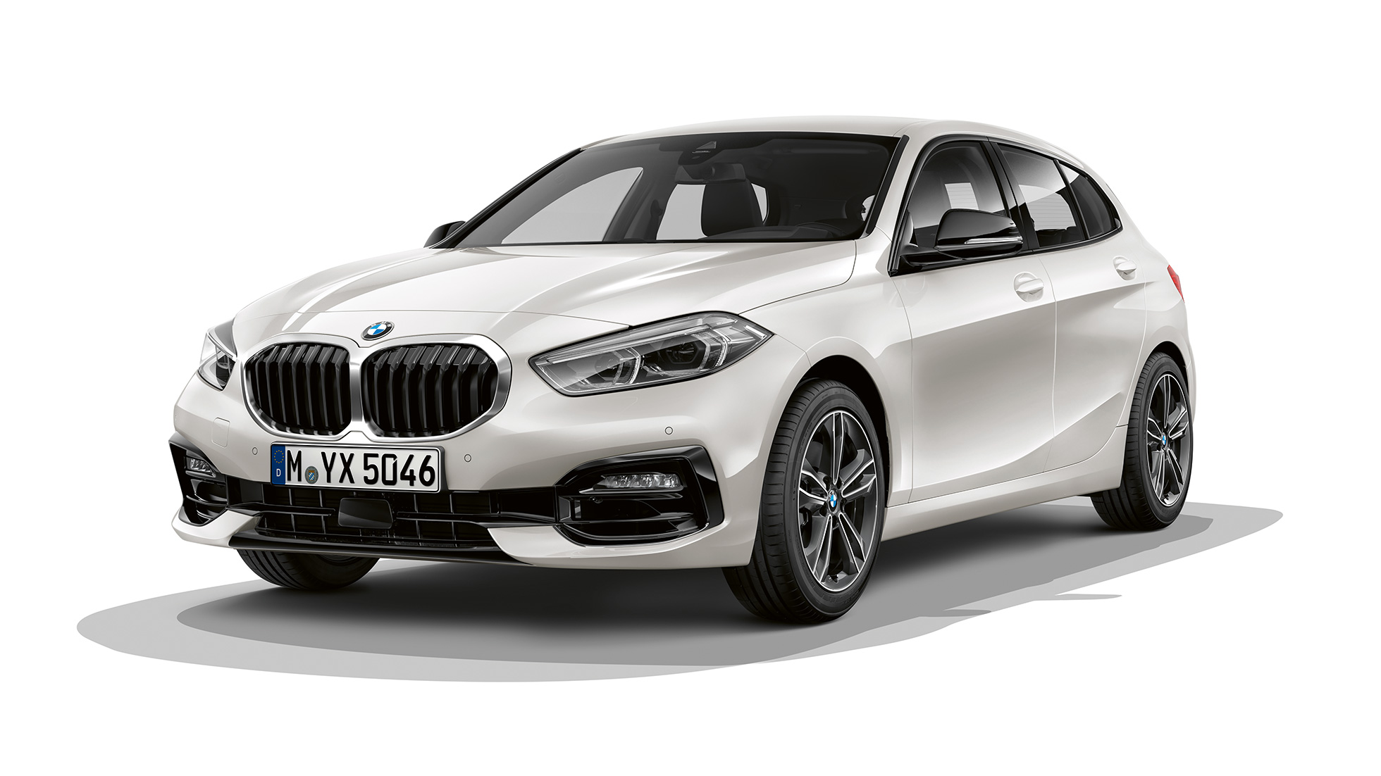 BMW Série 1 Versão Line Sport, perspetiva frontal a três quartos. BMW Série 1 na pintura branco Mineral metalizada, Versão Line Sport, imagem de estúdio, perspetiva frontal a três quartos.