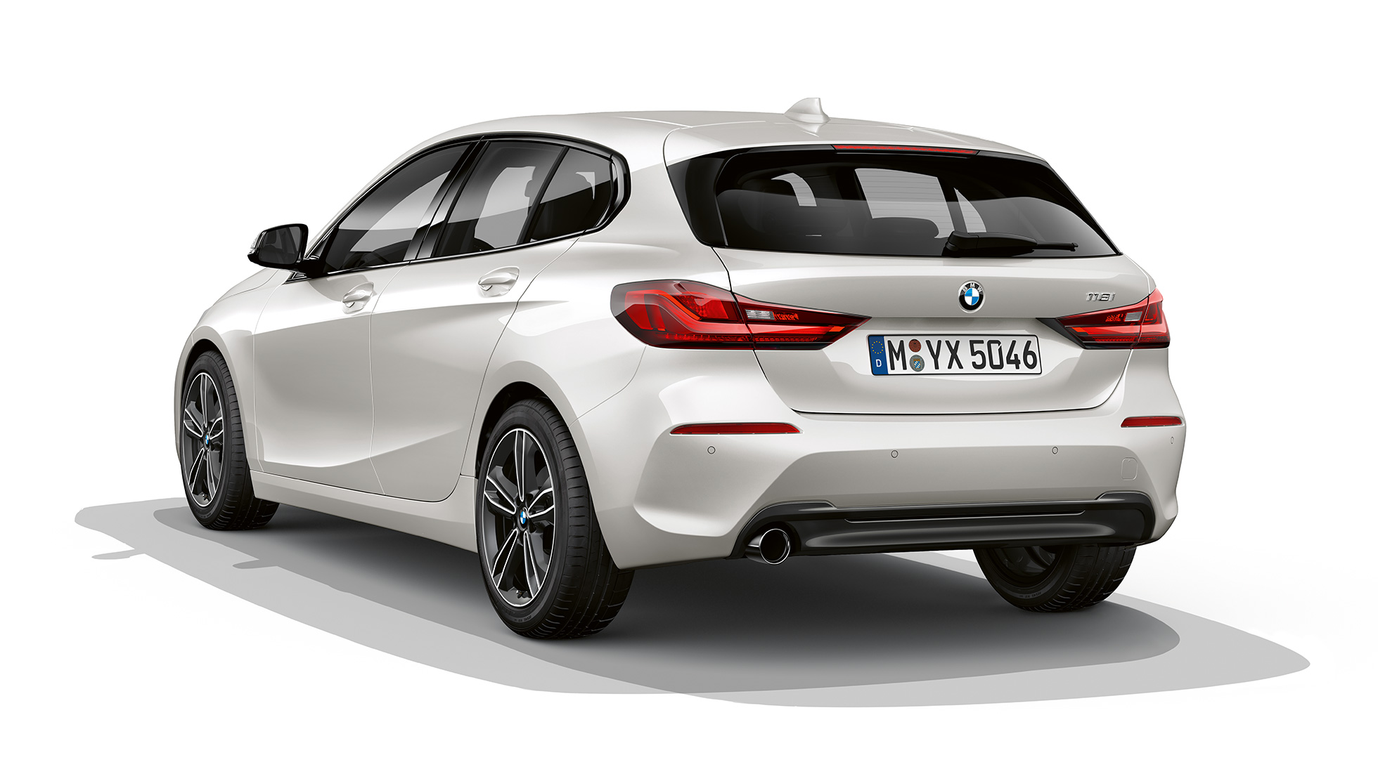 BMW Série 1 Versão Line Sport, perspetiva traseira a três quartos. BMW Série 1 na pintura branco Mineral metalizada, Versão Line Sport, imagem de estúdio, perspetiva traseira a três quartos.