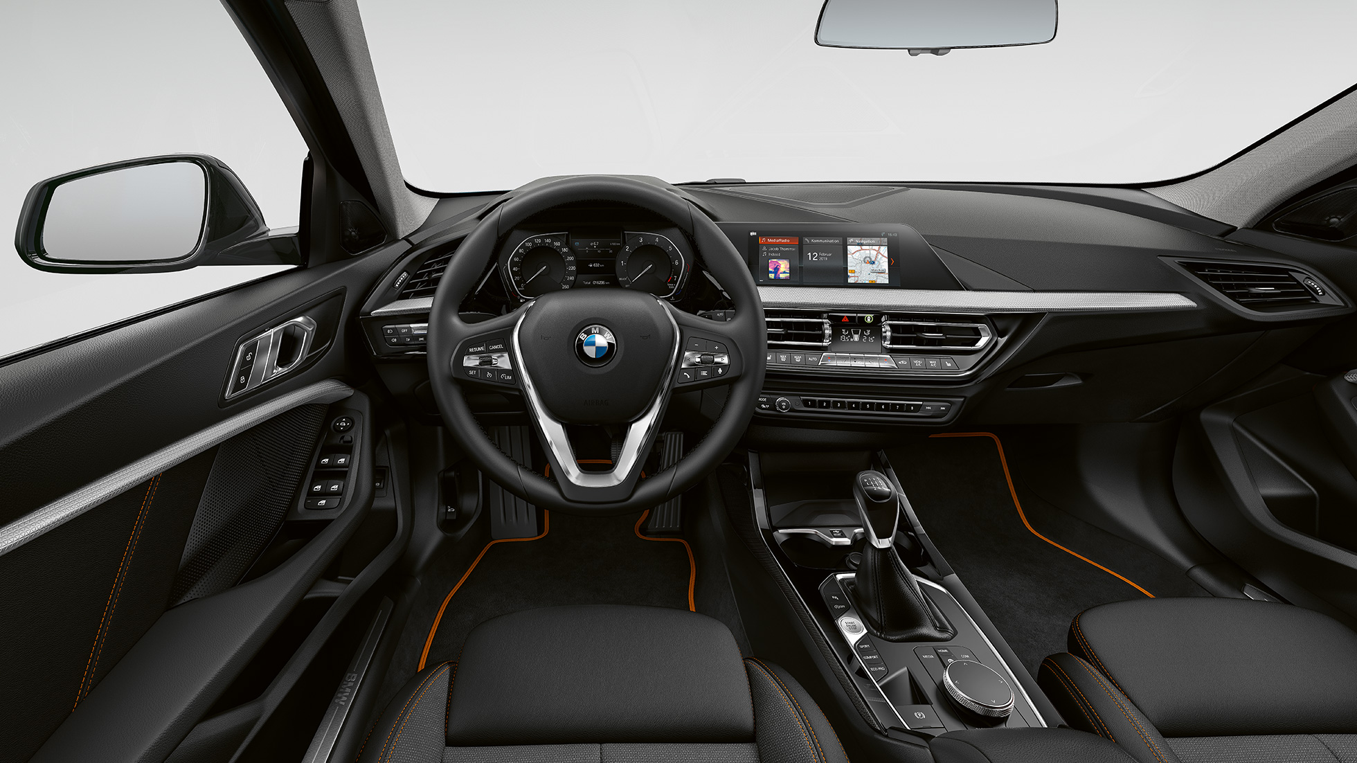 Volante desportivo em pele. BMW Série 1 Versão Line Sport, posto de condução com volante desportivo em pele.
