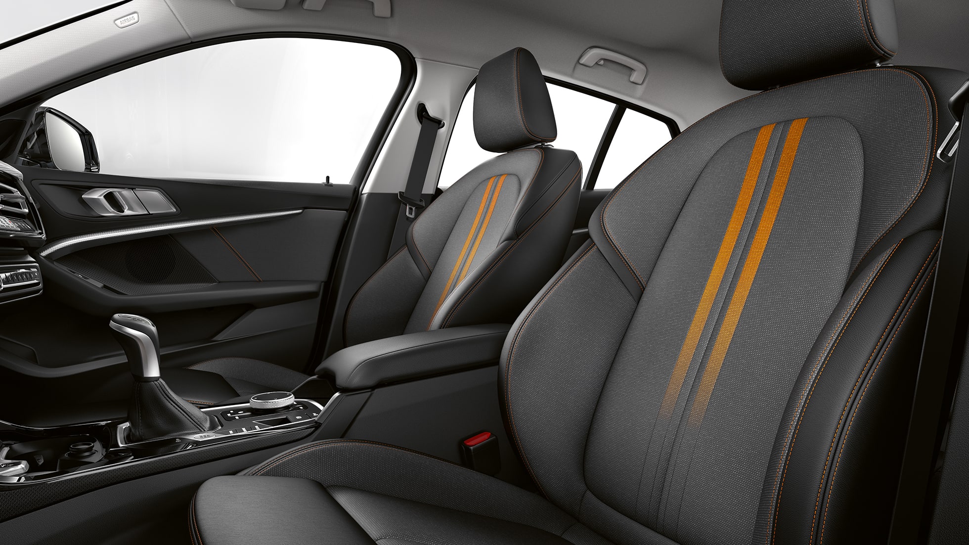 Bancos desportivos para condutor e passageiro da frente. BMW Série 1 Versão Line Sport, interior com bancos desportivos para condutor e passageiro da frente.