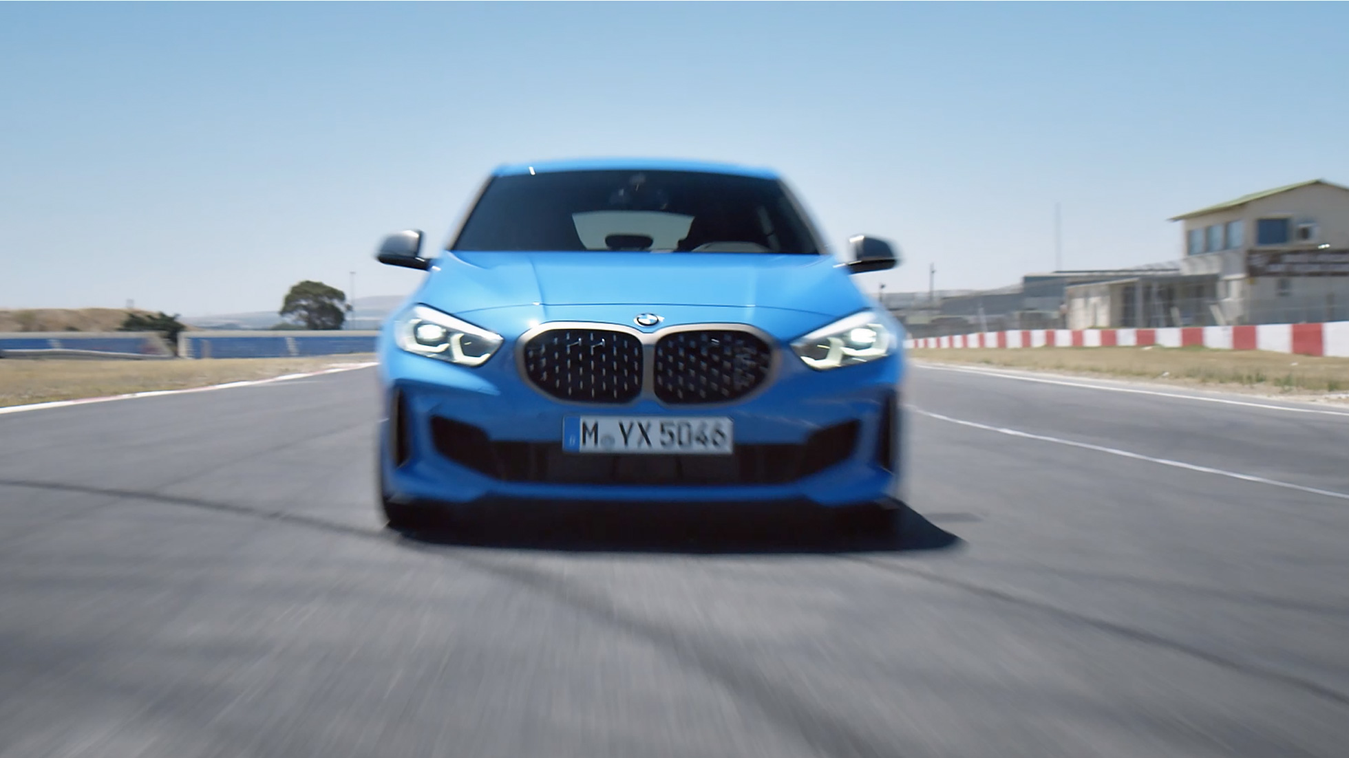 Vídeo sobre a condução do BMW Série 1. Vídeo sobre o BMW Série 1 com cenas de condução dinâmica.