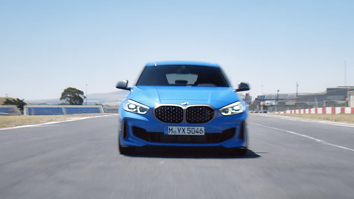 Tração e estabilidade de condução. BMW Série 1 com elevada tração e estabilidade de condução.