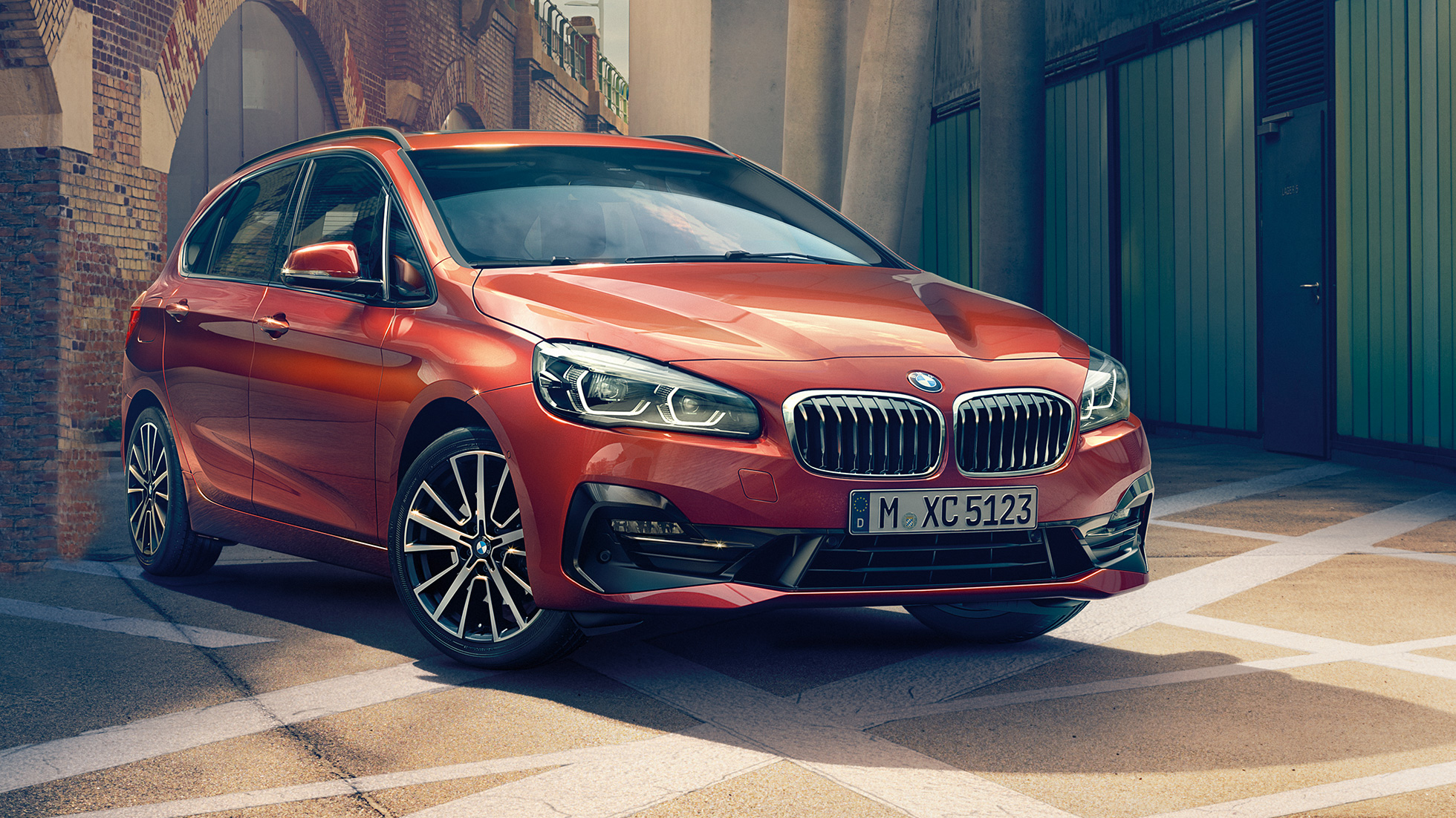 Exterior do BMW Série 2 Active Tourer BMW Série 2 Active Tourer, F45, 2018, laranja Sunset metalizado, perspetiva frontal a três quartos, estacionado numa rua
